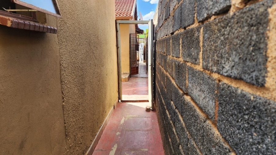 5 Bedroom Property for Sale in Teanong Gauteng