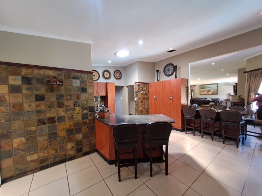 6 Bedroom Property for Sale in Sinoville Gauteng