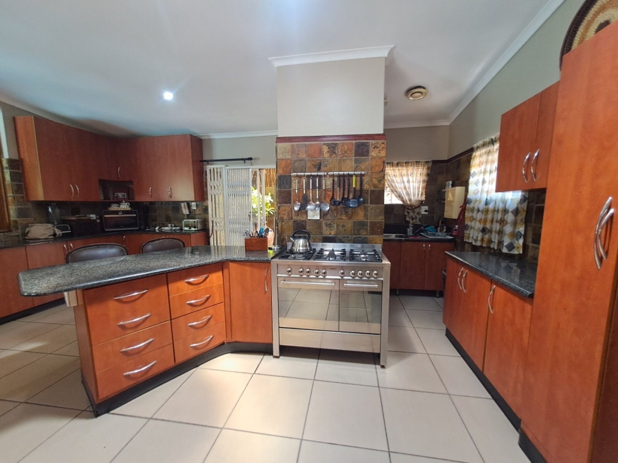 6 Bedroom Property for Sale in Sinoville Gauteng