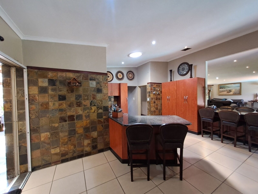 6 Bedroom Property for Sale in Sinoville Gauteng