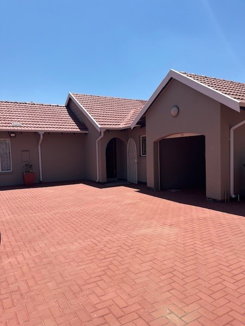 7 Bedroom Property for Sale in Eden Glen Gauteng