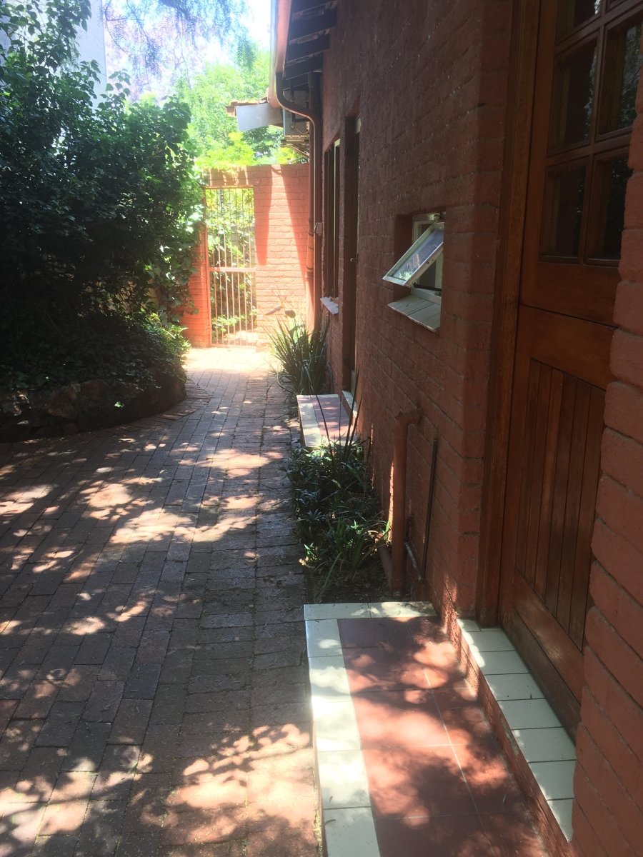 To Let 1 Bedroom Property for Rent in Saxonwold Gauteng