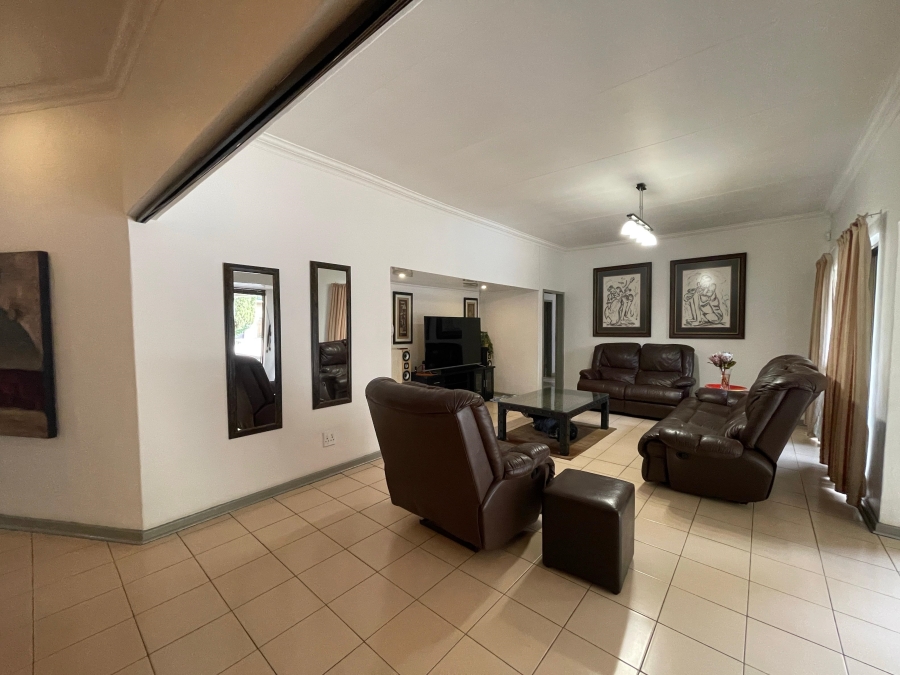 4 Bedroom Property for Sale in Three Rivers Proper Gauteng