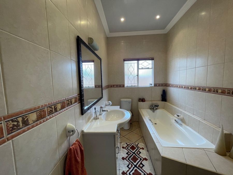 4 Bedroom Property for Sale in Three Rivers Proper Gauteng