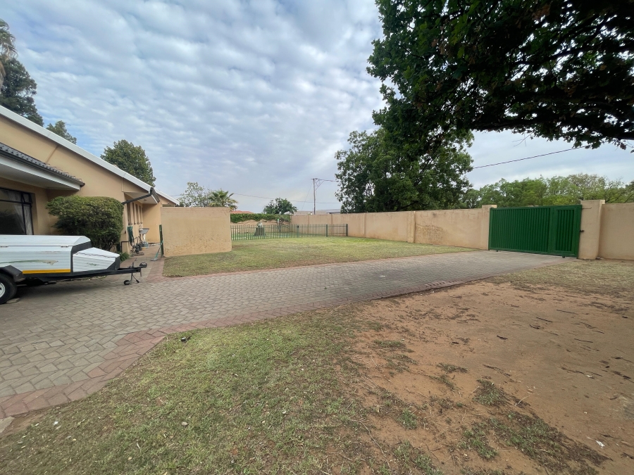 4 Bedroom Property for Sale in Three Rivers Proper Gauteng