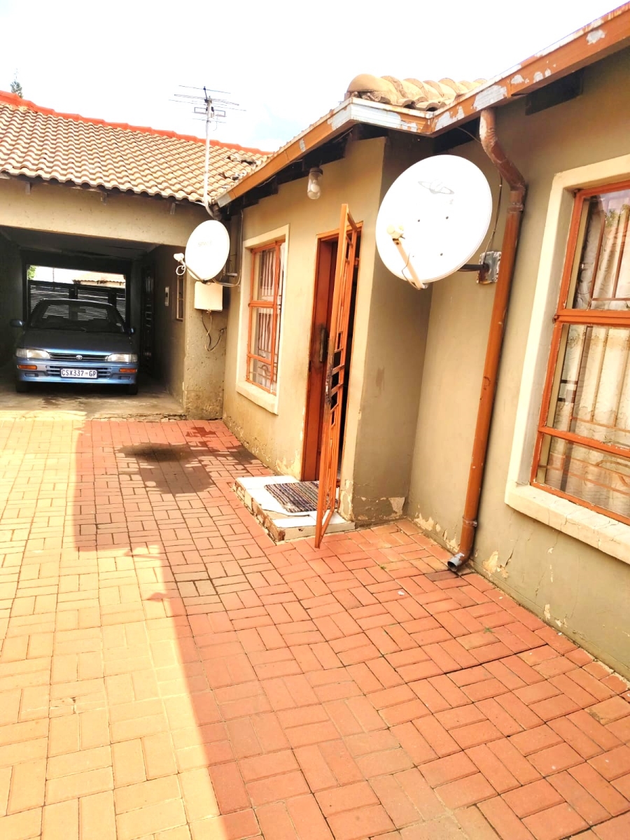 4 Bedroom Property for Sale in Clayville Gauteng