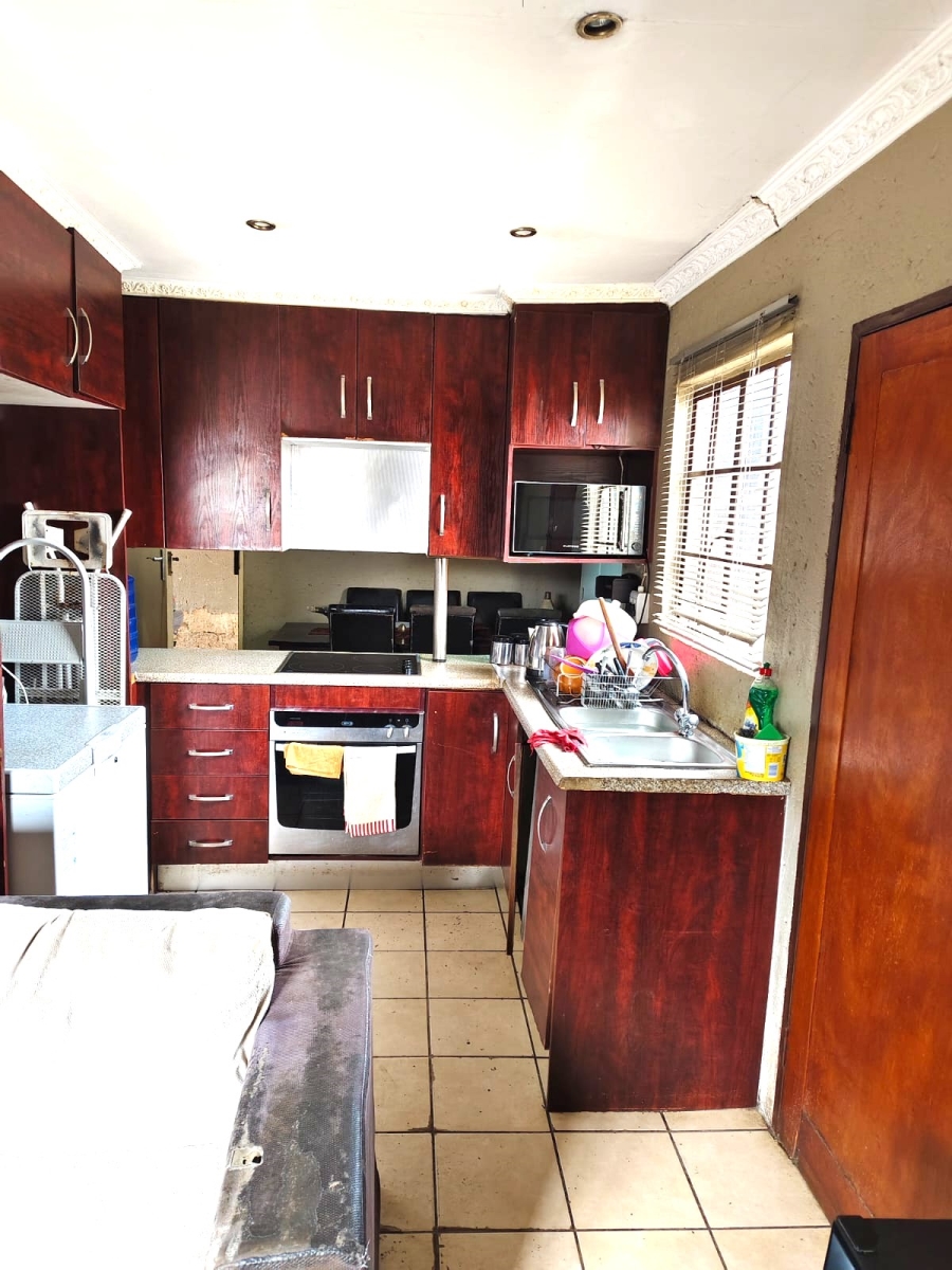 4 Bedroom Property for Sale in Clayville Gauteng