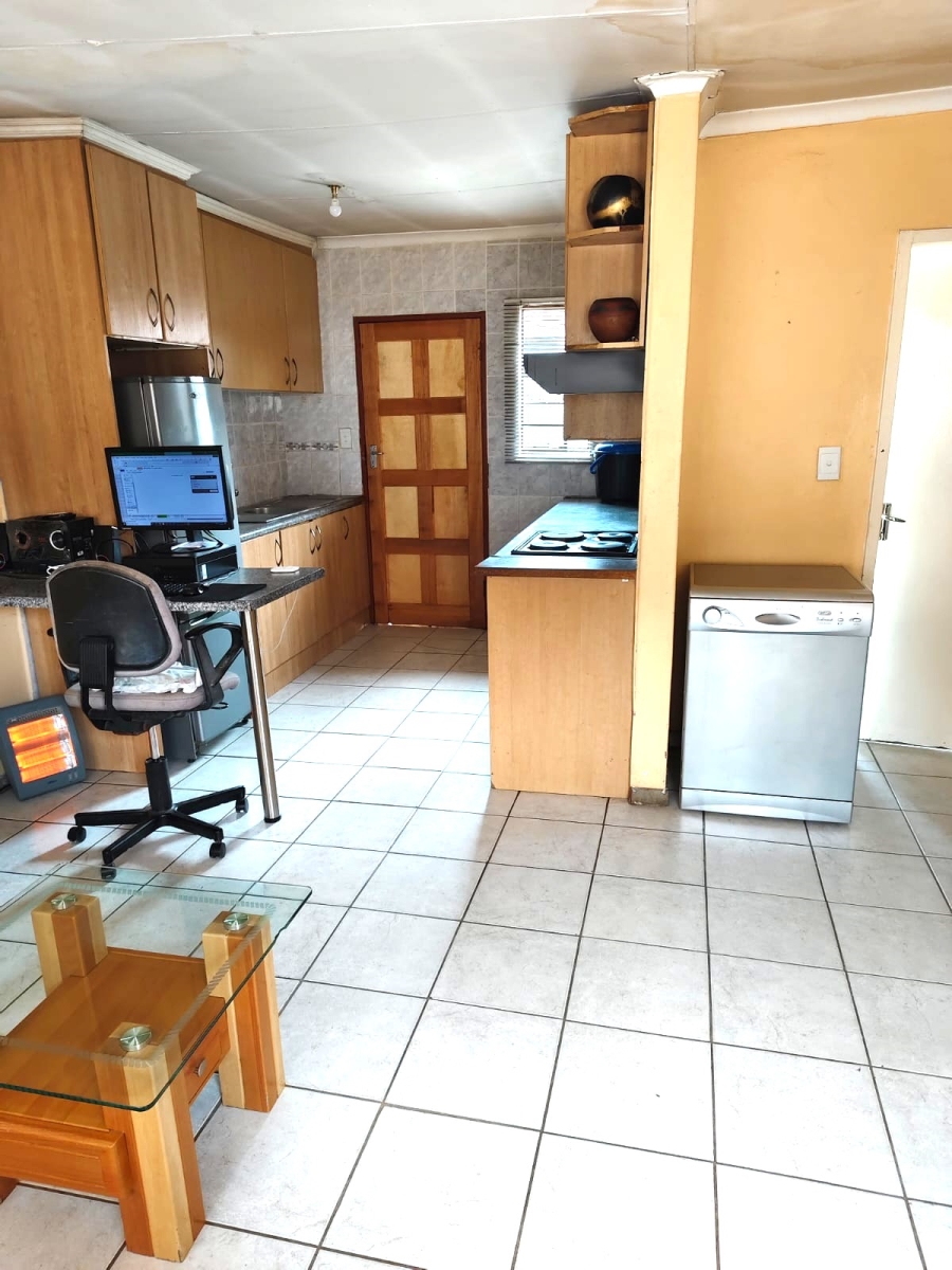 4 Bedroom Property for Sale in Clayville Gauteng