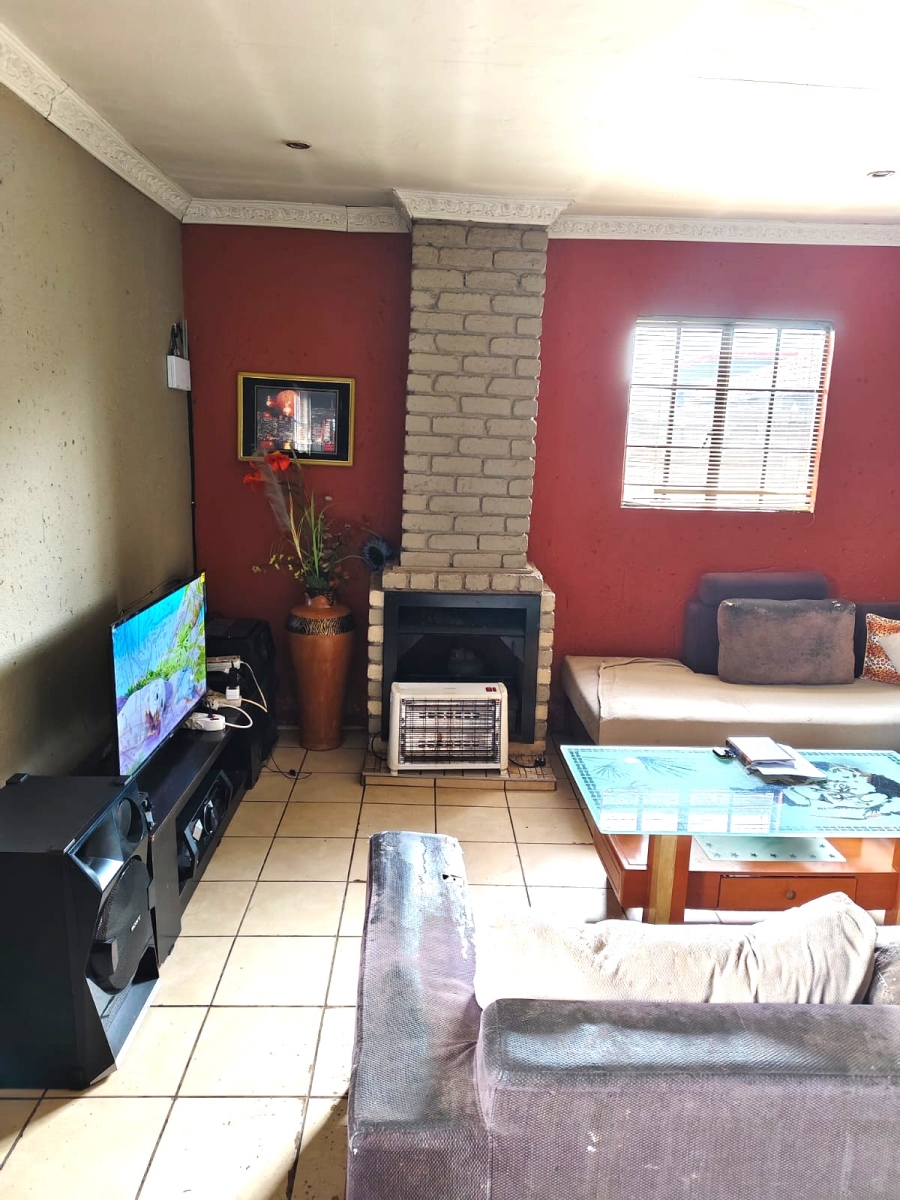 4 Bedroom Property for Sale in Clayville Gauteng