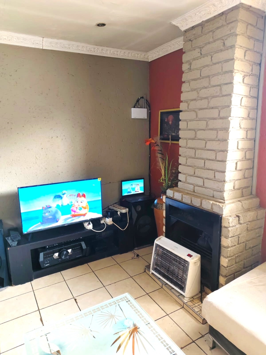 4 Bedroom Property for Sale in Clayville Gauteng