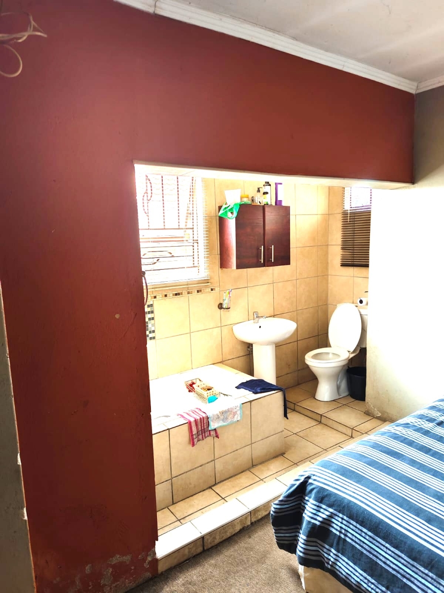 4 Bedroom Property for Sale in Clayville Gauteng