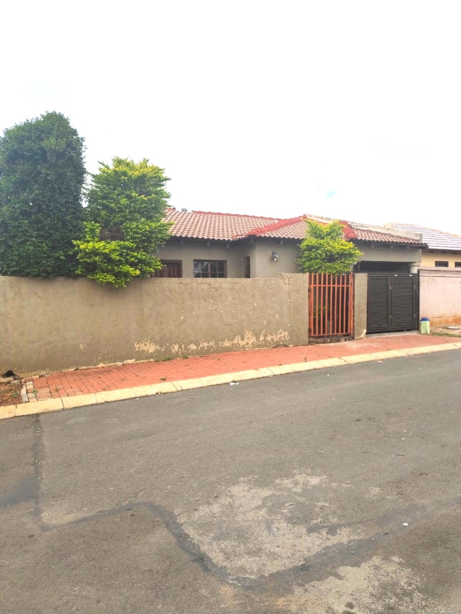 4 Bedroom Property for Sale in Clayville Gauteng