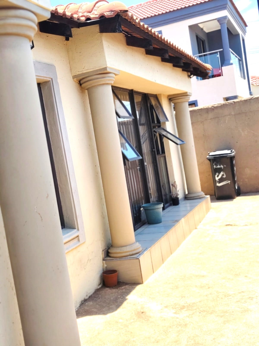 4 Bedroom Property for Sale in Clayville Gauteng