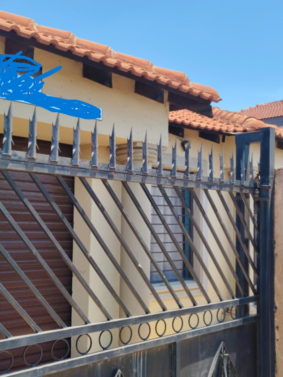 4 Bedroom Property for Sale in Clayville Gauteng