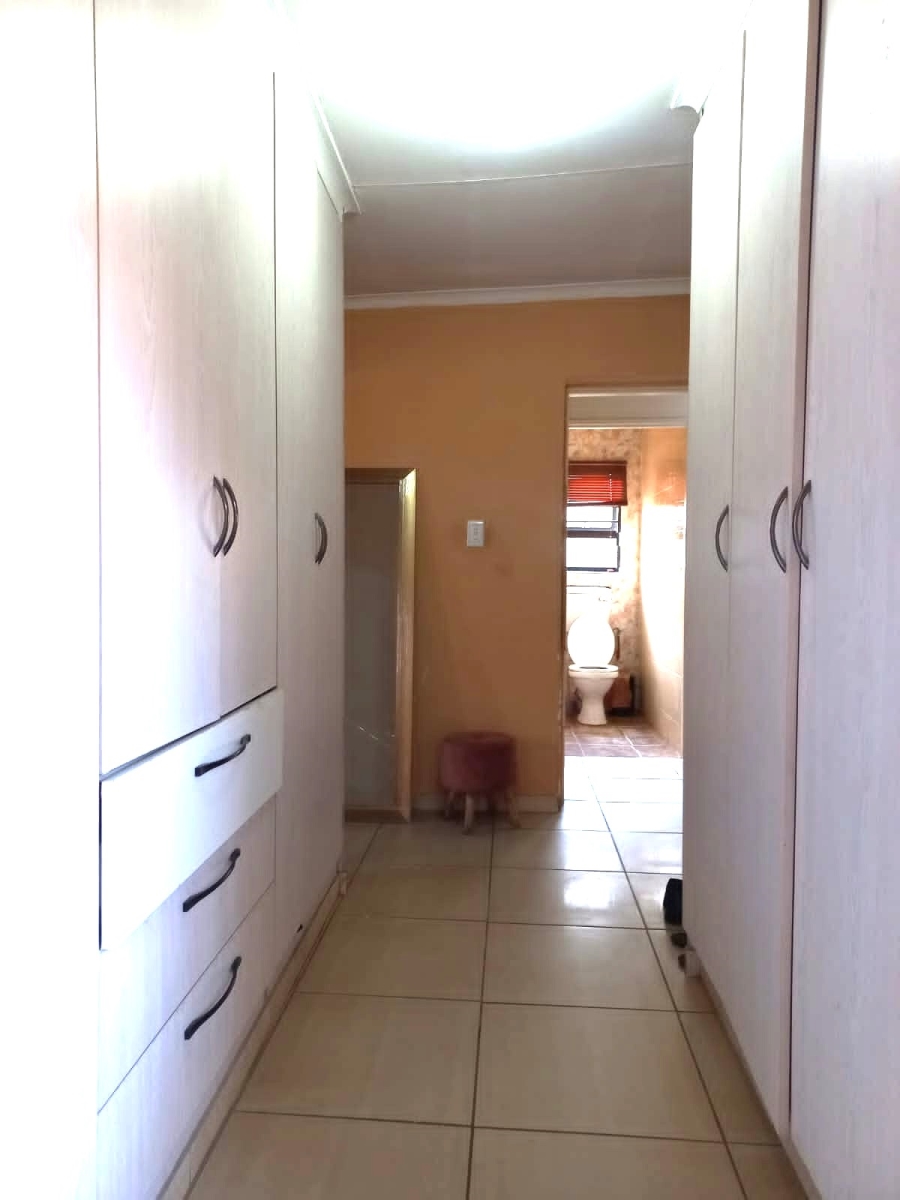 4 Bedroom Property for Sale in Clayville Gauteng