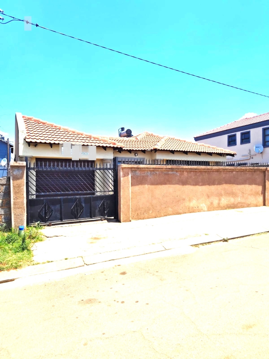 4 Bedroom Property for Sale in Clayville Gauteng