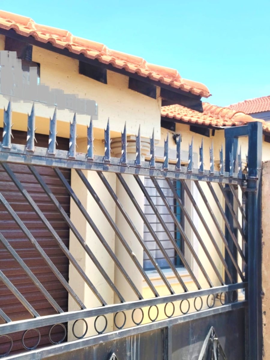 4 Bedroom Property for Sale in Clayville Gauteng