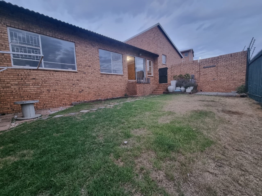 To Let 3 Bedroom Property for Rent in Rangeview Gauteng