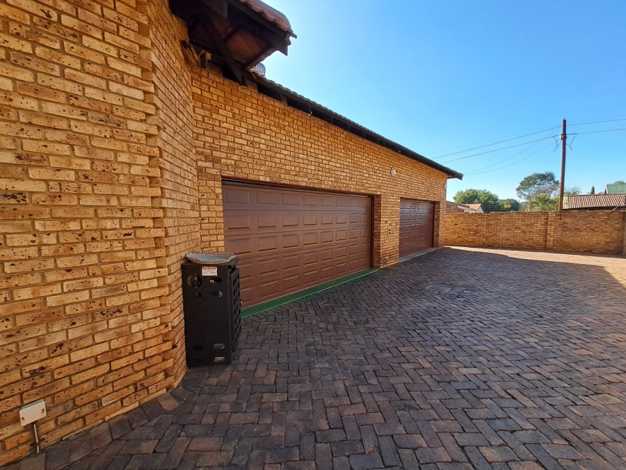 6 Bedroom Property for Sale in Ninapark Gauteng