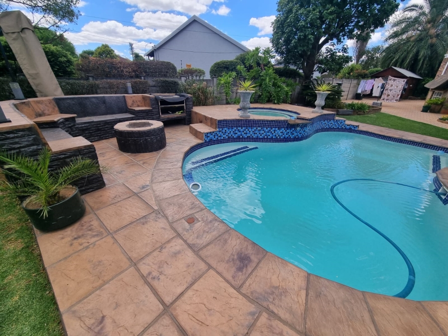 5 Bedroom Property for Sale in Brackendowns Gauteng