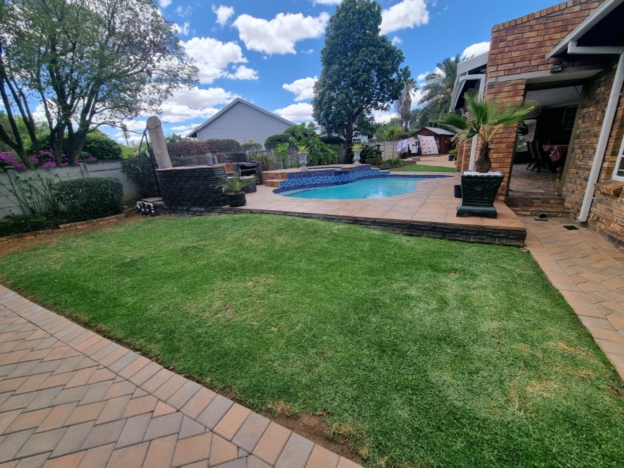 5 Bedroom Property for Sale in Brackendowns Gauteng