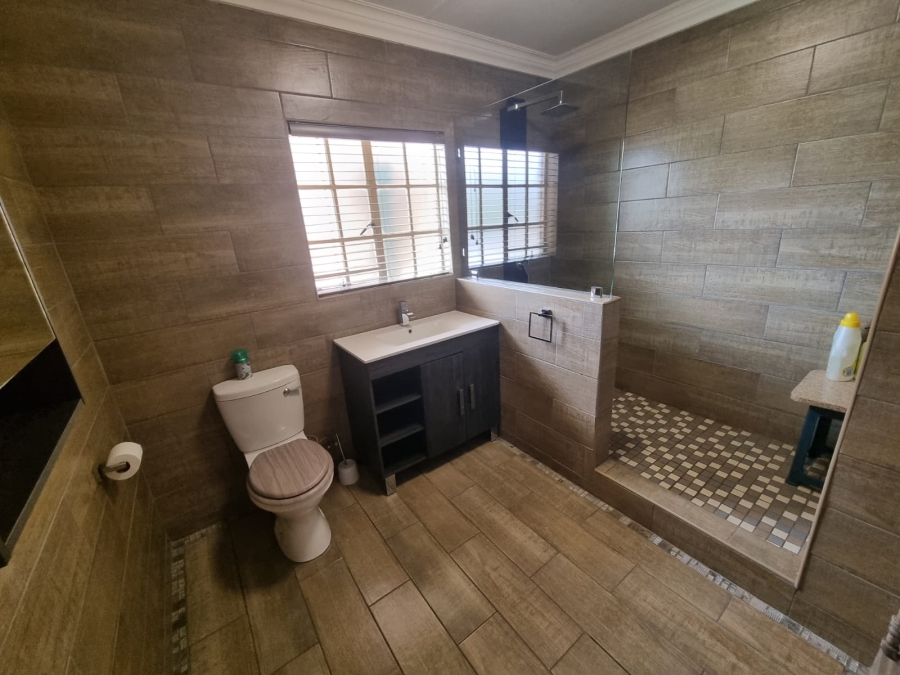 5 Bedroom Property for Sale in Brackendowns Gauteng