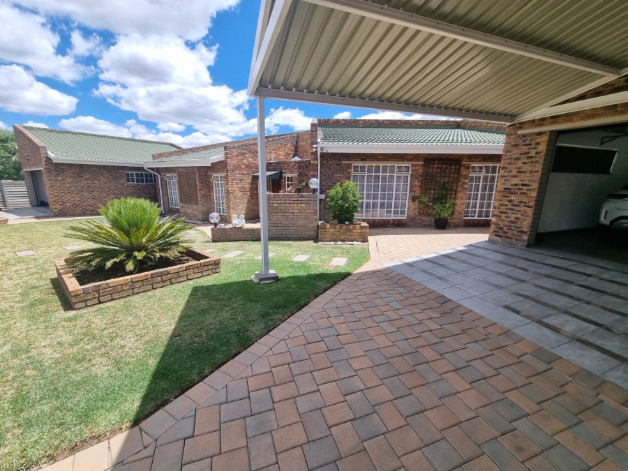 5 Bedroom Property for Sale in Brackendowns Gauteng