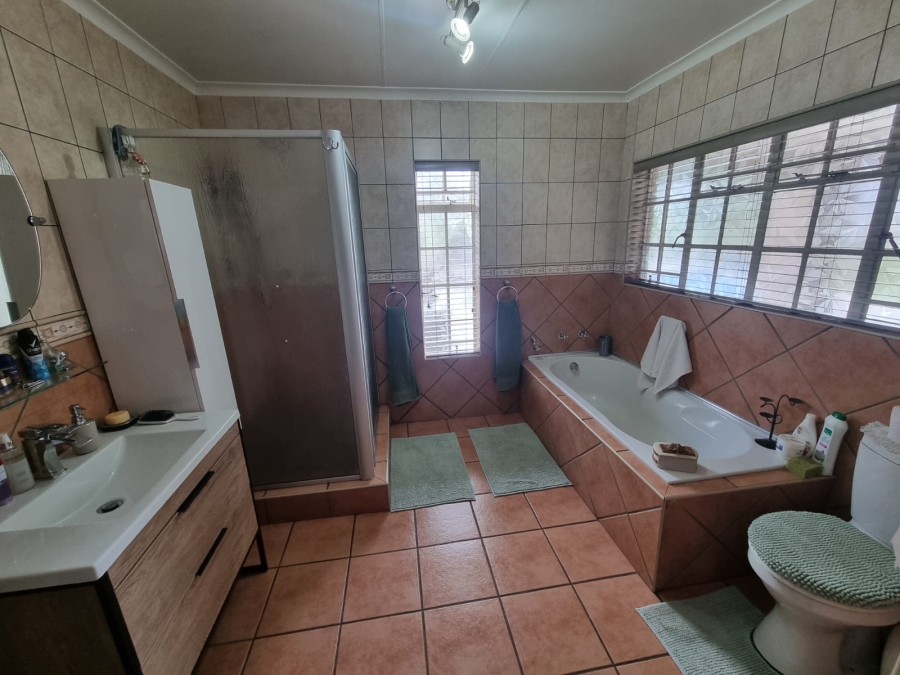 5 Bedroom Property for Sale in Brackendowns Gauteng