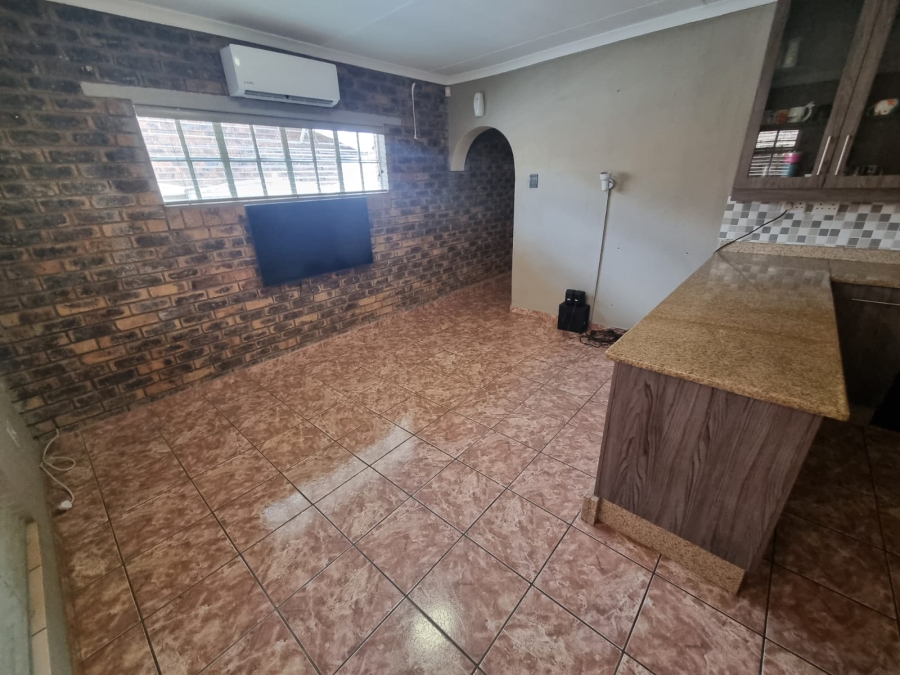 5 Bedroom Property for Sale in Brackendowns Gauteng