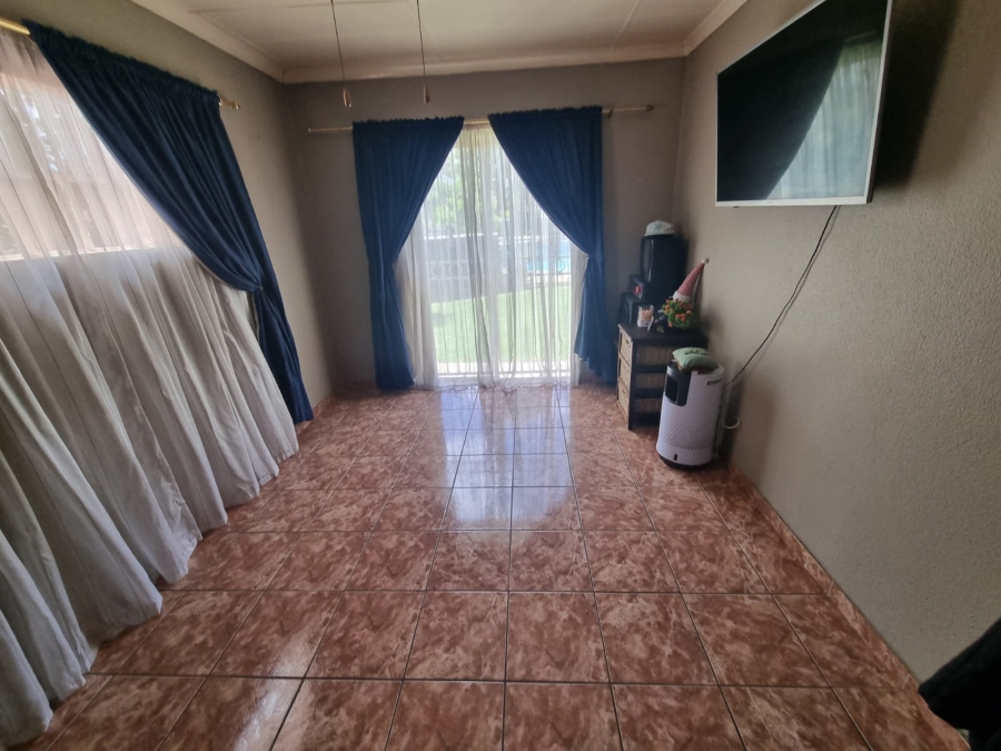 5 Bedroom Property for Sale in Brackendowns Gauteng