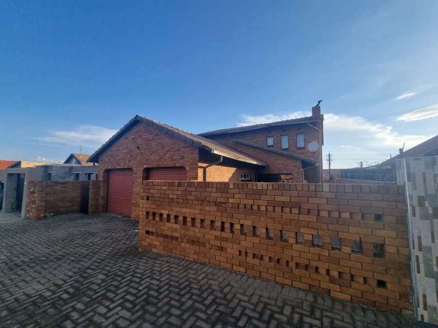 4 Bedroom Property for Sale in Protea North Gauteng