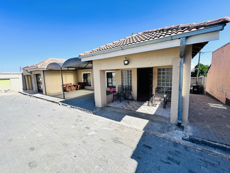 4 Bedroom Property for Sale in Gosforth Park Gauteng