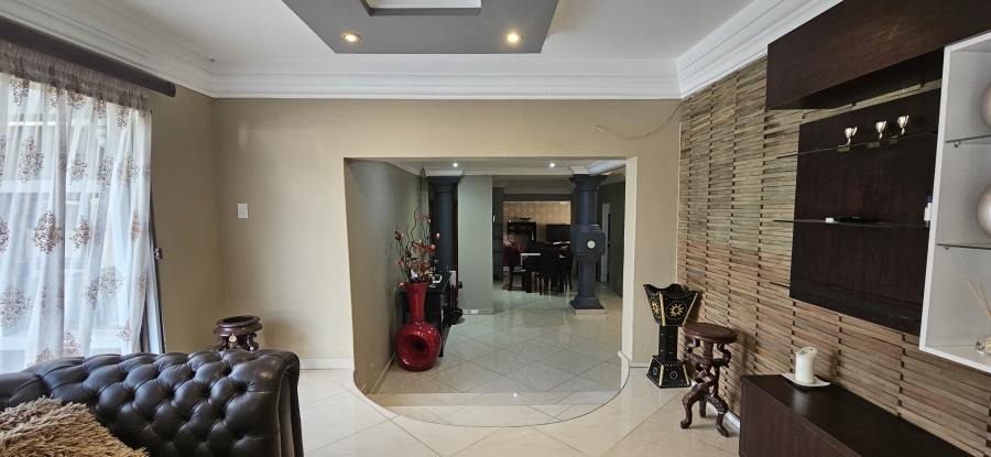 5 Bedroom Property for Sale in Verwoerdpark Gauteng