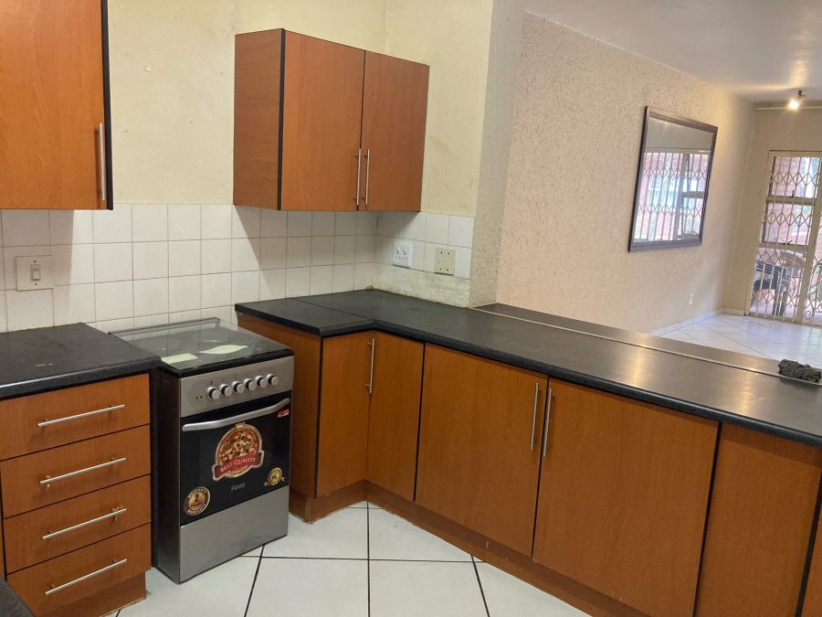 To Let 2 Bedroom Property for Rent in Windsor East Gauteng