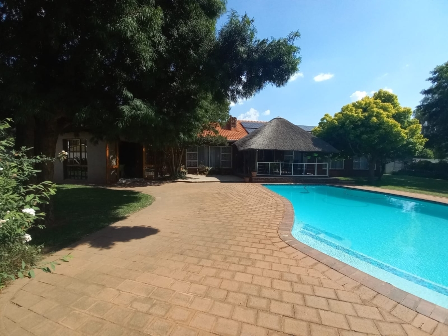 5 Bedroom Property for Sale in Kenleaf Gauteng