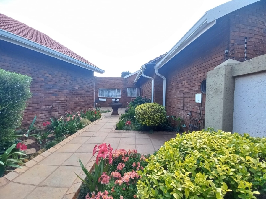 5 Bedroom Property for Sale in Kenleaf Gauteng