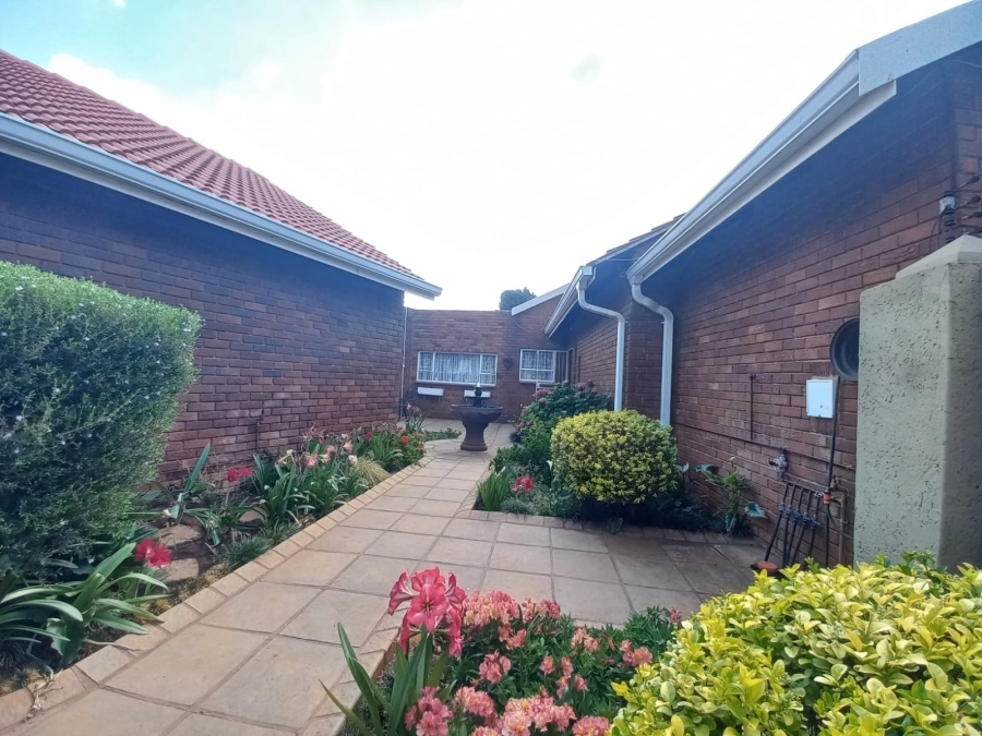 5 Bedroom Property for Sale in Kenleaf Gauteng