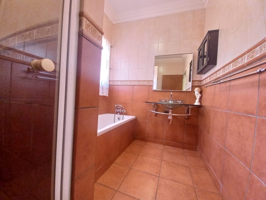 5 Bedroom Property for Sale in Kenleaf Gauteng