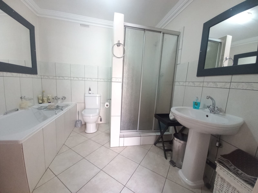 5 Bedroom Property for Sale in Kenleaf Gauteng