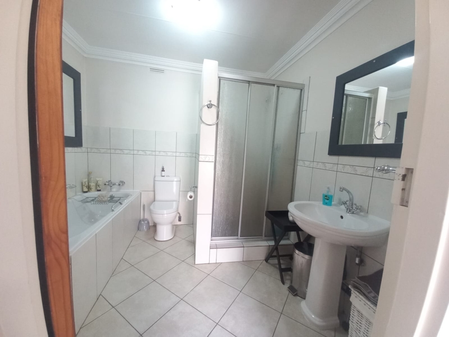 5 Bedroom Property for Sale in Kenleaf Gauteng