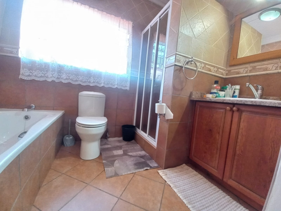 5 Bedroom Property for Sale in Kenleaf Gauteng