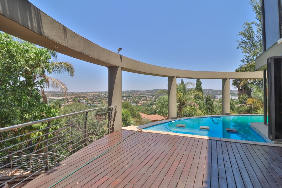 6 Bedroom Property for Sale in Woodhill Estate Gauteng