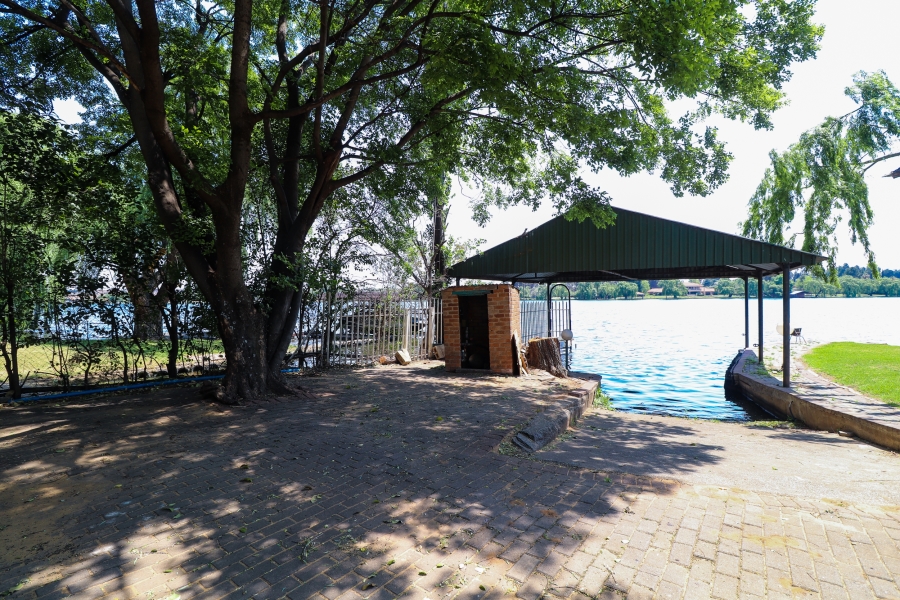 6 Bedroom Property for Sale in Lochvaal Gauteng