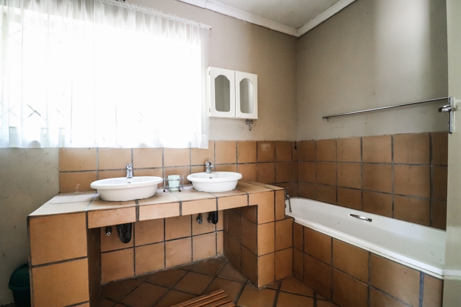 6 Bedroom Property for Sale in Lochvaal Gauteng