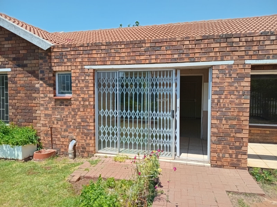 To Let 3 Bedroom Property for Rent in Unitas Park Gauteng