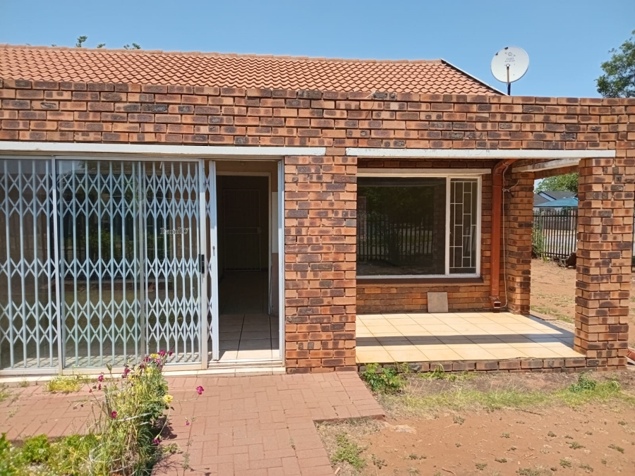 To Let 3 Bedroom Property for Rent in Unitas Park Gauteng