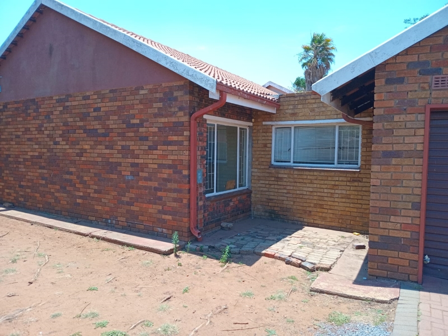 To Let 3 Bedroom Property for Rent in Unitas Park Gauteng