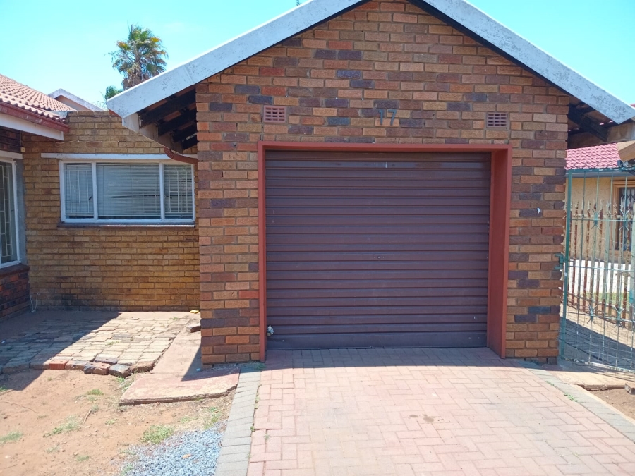 To Let 3 Bedroom Property for Rent in Unitas Park Gauteng