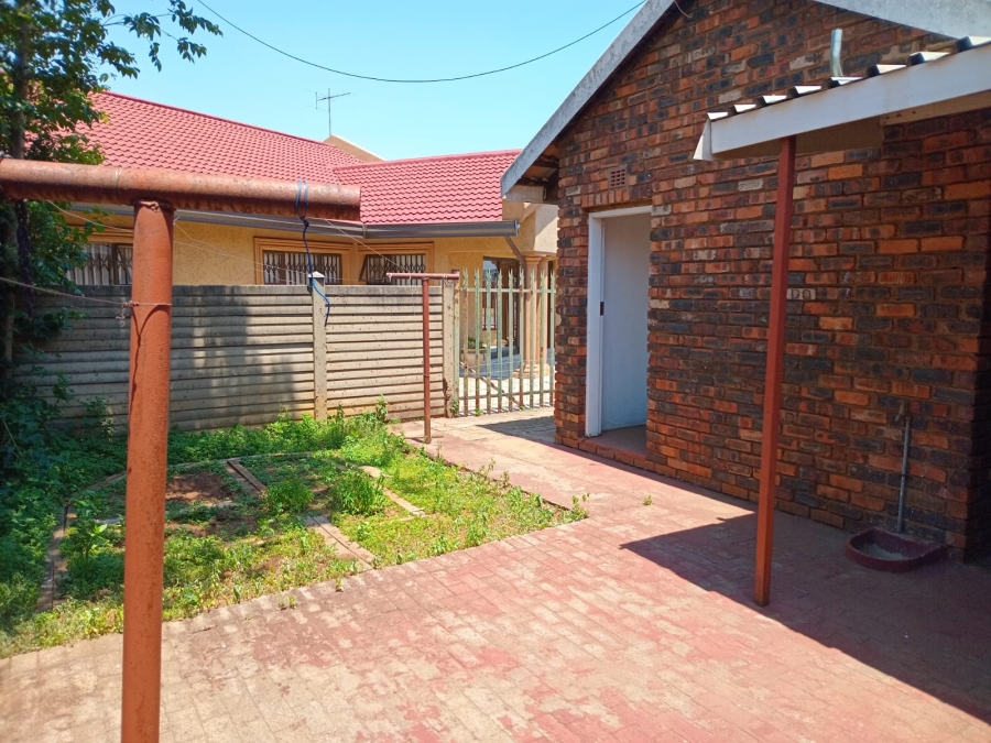 To Let 3 Bedroom Property for Rent in Unitas Park Gauteng