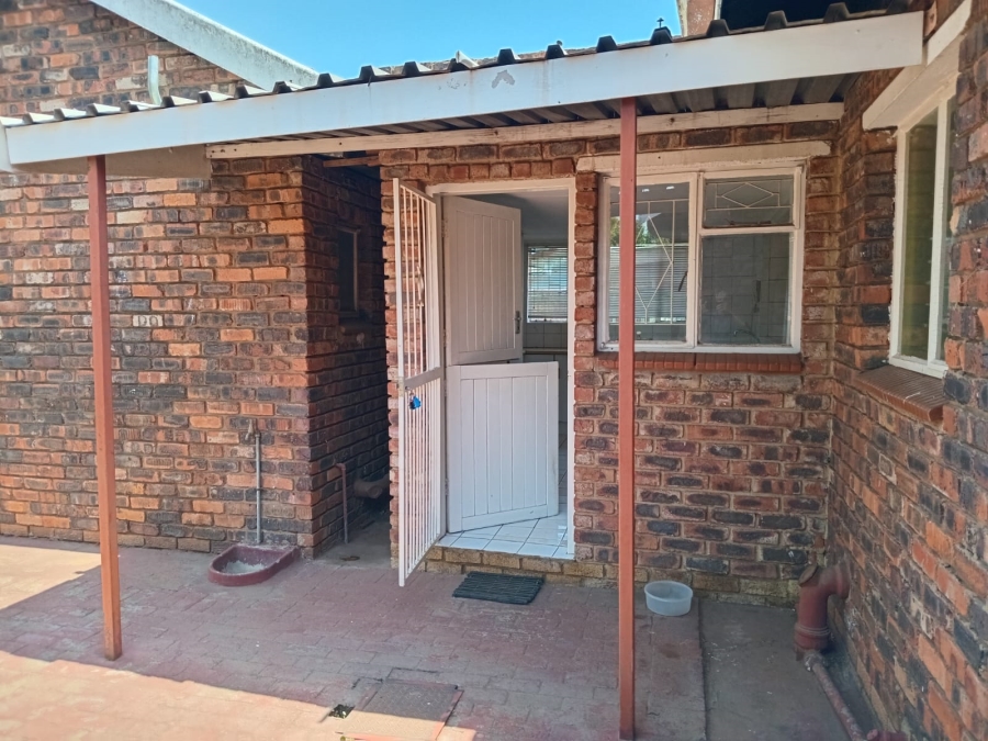 To Let 3 Bedroom Property for Rent in Unitas Park Gauteng